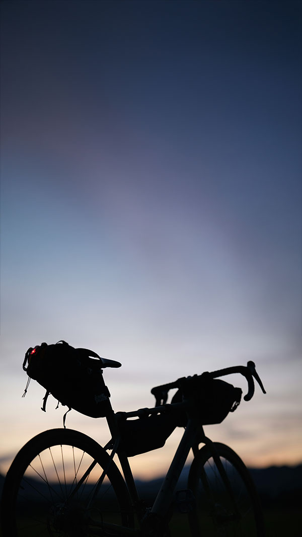 Silhouet van een racefiets met fietstassen