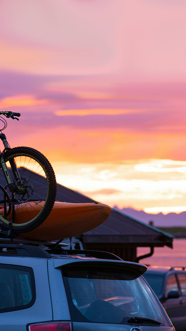 SUV met een kajak en mountainbike op het dak